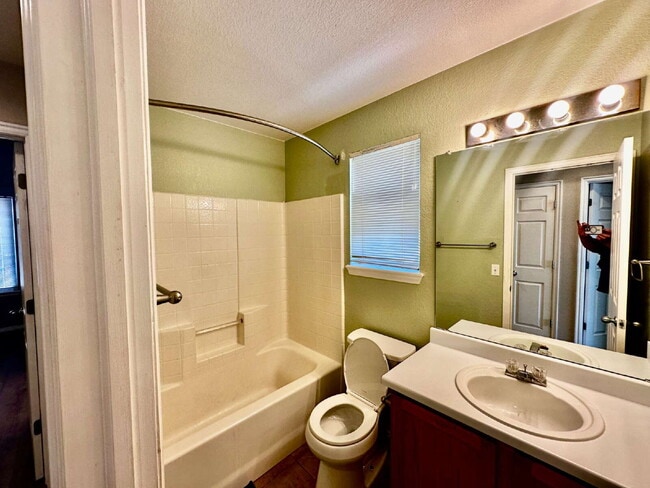 Building Photo - "Charming Centennial Retreat: Spacious 3-Bedroom Home with 2.5 Baths!
