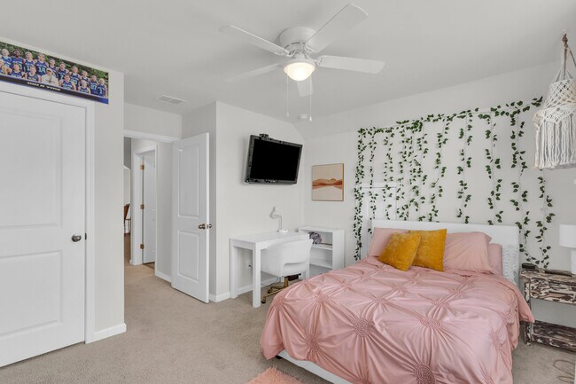 Building Photo - 1049 Burled Oak Rdg Lp SE