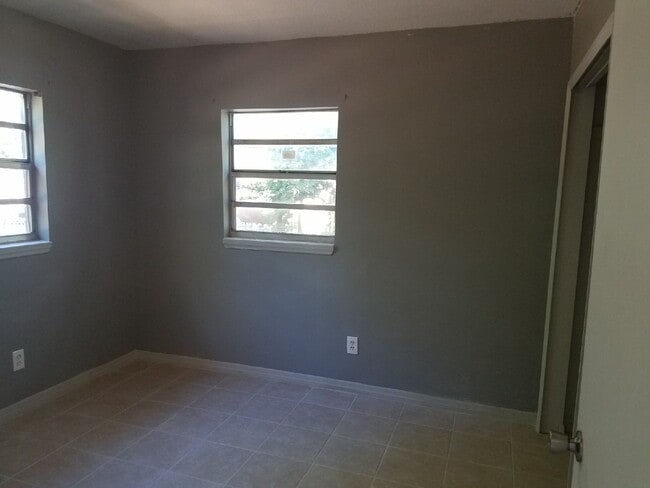 Building Photo - 1222 Dewey Ave