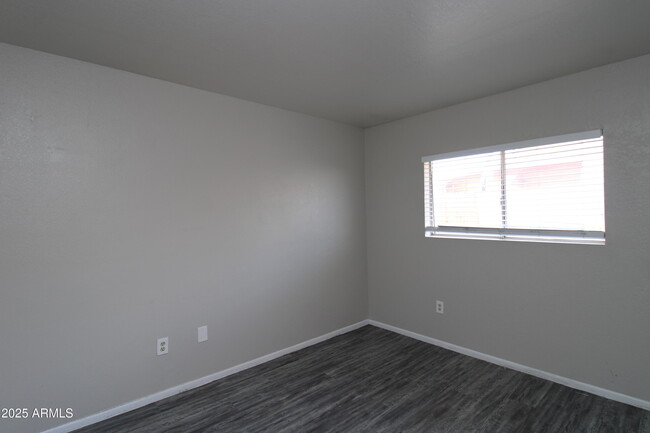 Building Photo - 3004 E Waltann Ln