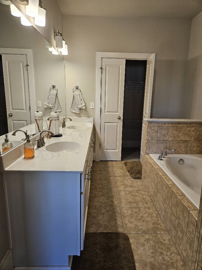 Building Photo - Furnished, 6 - 9 Month lease available.  L...