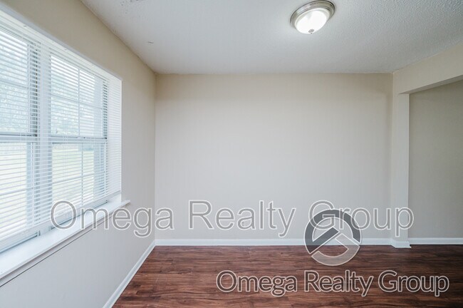 Building Photo - 600 S Broadway Ave