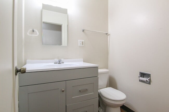 Building Photo - Duplex for Rent in Redding CA | Near Downtown, Laundry Hookups, Yard