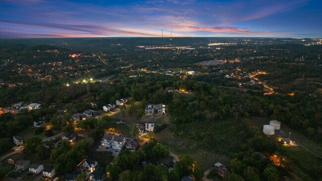 Building Photo - "Spacious 4-Bed, 4-Bath Gem in Nashville -...