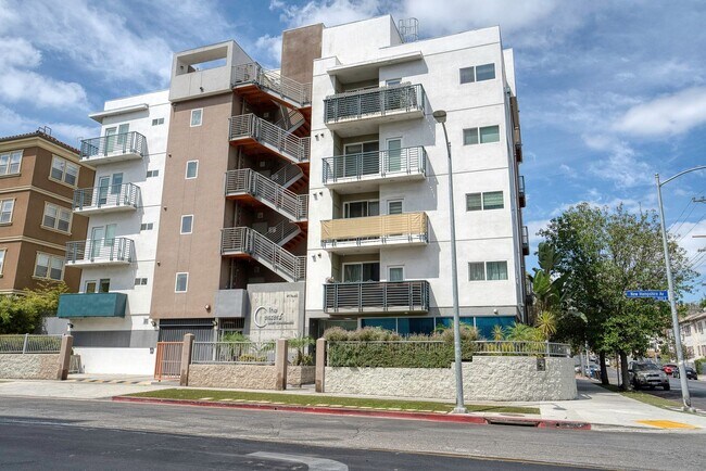 Building Photo - 903 S New Hampshire Ave