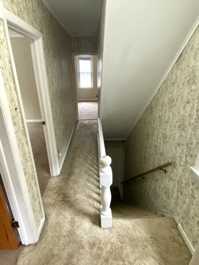 Building Photo - 611 Crown Ave