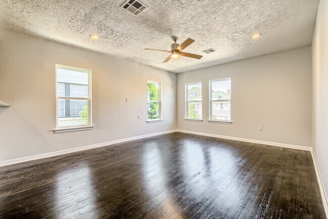 Building Photo - 519 W Clay St