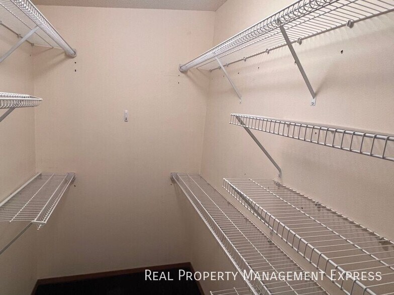 Building Photo - Stunning 4 Bedroom 2.5 Bath Home in South East Sioux Falls