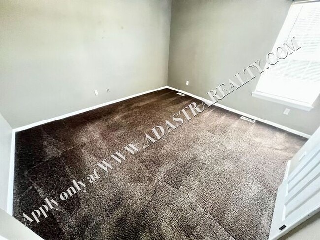 Building Photo - Spacious Shawnee Townhome 3 Bed/3 Bath-Ava...