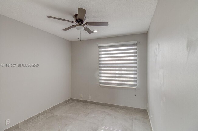 Building Photo - 3810 SW 51st St