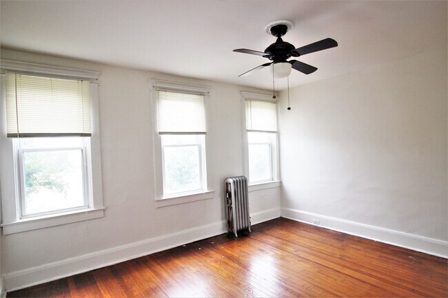 Building Photo - 2026/2027 JHU Off-Campus 3bd/1ba Rowhouse  w/ W/D & rear yard! -Available 6/9/26