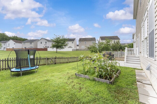 Building Photo - Welcome home to this well-maintained 4-bed...