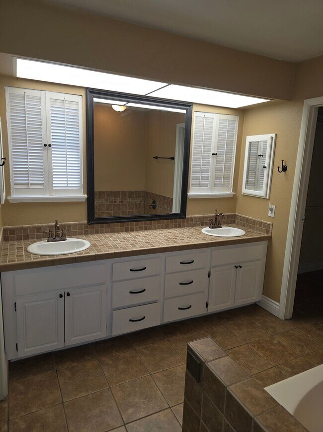 Building Photo - Beautiful 4 bed/ 3 bath POOL Home For Rent