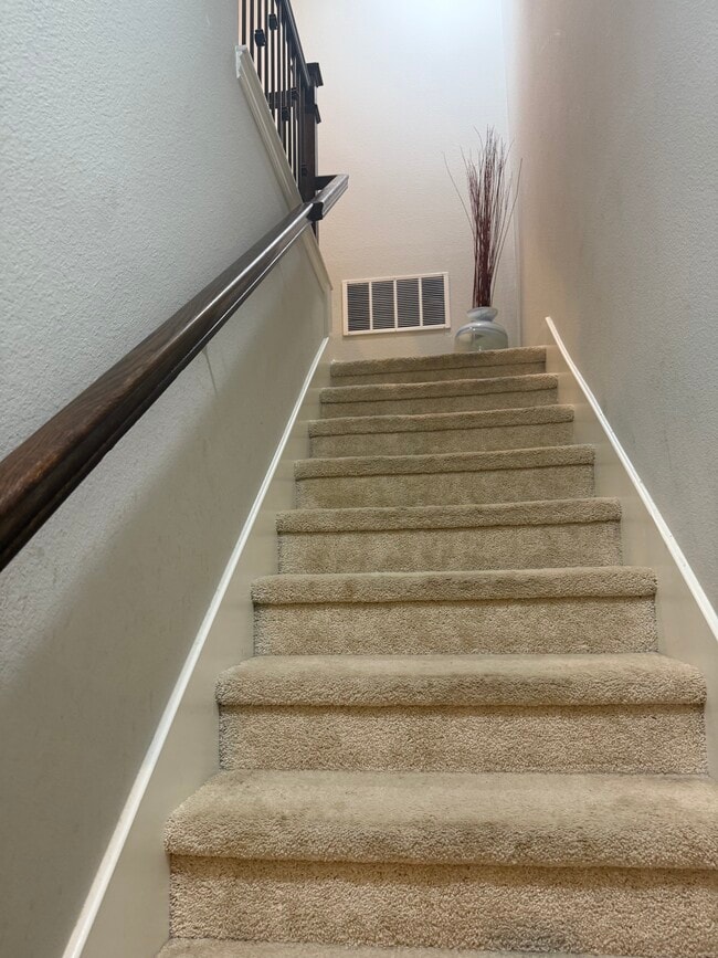 Building Photo - 557 Reale Dr