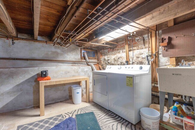 Building Photo - 2 bed/1 bath Townhome in WC Boro w/Off Street Parking