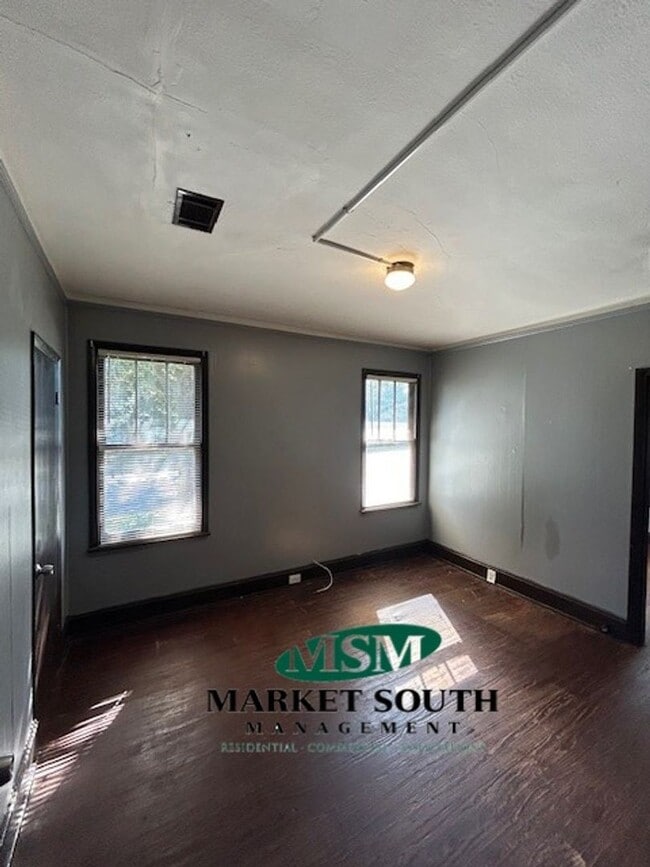Building Photo - EASTSIDE BUNGALOW ON WALDBURG!