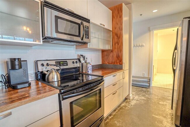 Building Photo - 245 N Highland Ave NE