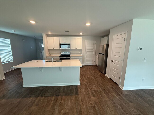 Building Photo - Spacious 4-Bedroom Home in Sought-After Lo...