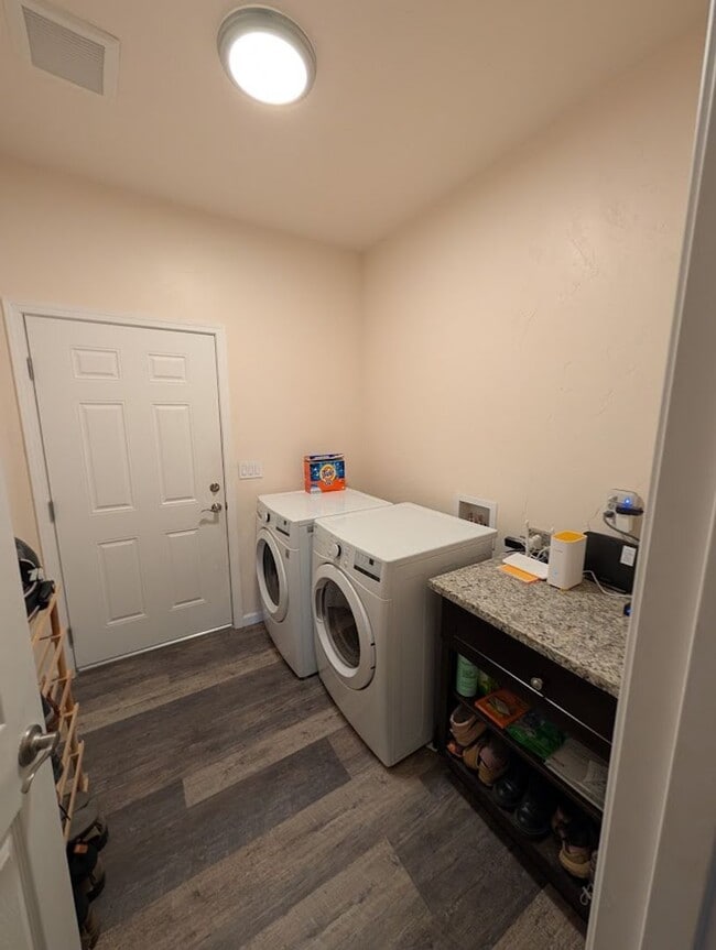 Building Photo - Newer contemporary home right downtown, al...