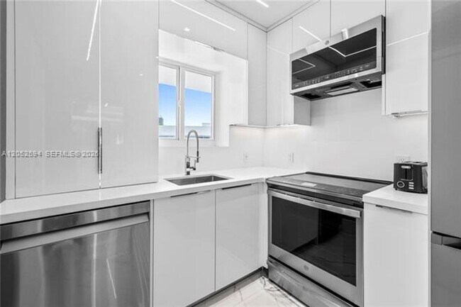 Building Photo - 10190 Collins Ave
