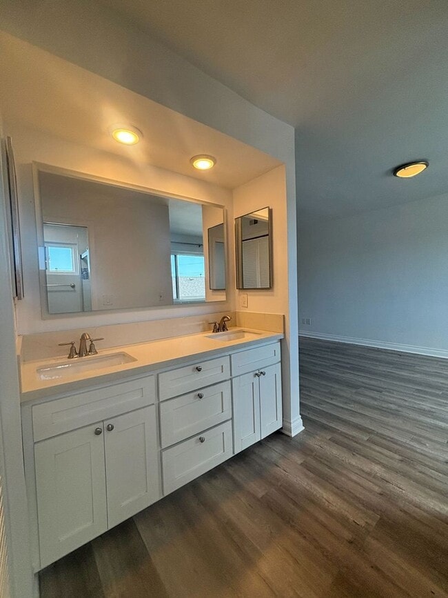 Building Photo - Modern 2-Bedroom Townhome with Garage in t...