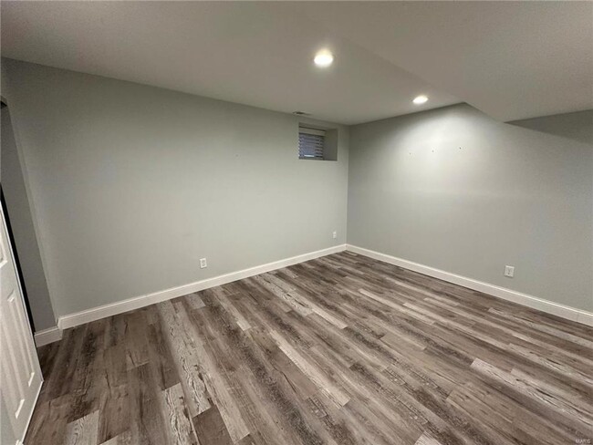 Building Photo - Sleek 2 bedroom townhome ready for immedia...