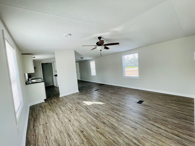 Building Photo - Completely remodeled 4 bedroom, 2 bath man...