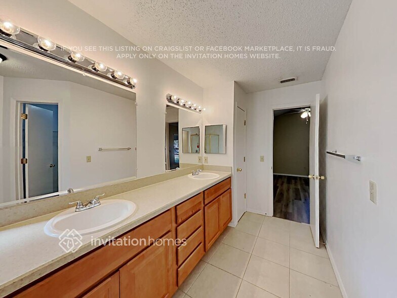 Building Photo - 512 W Springtree Way