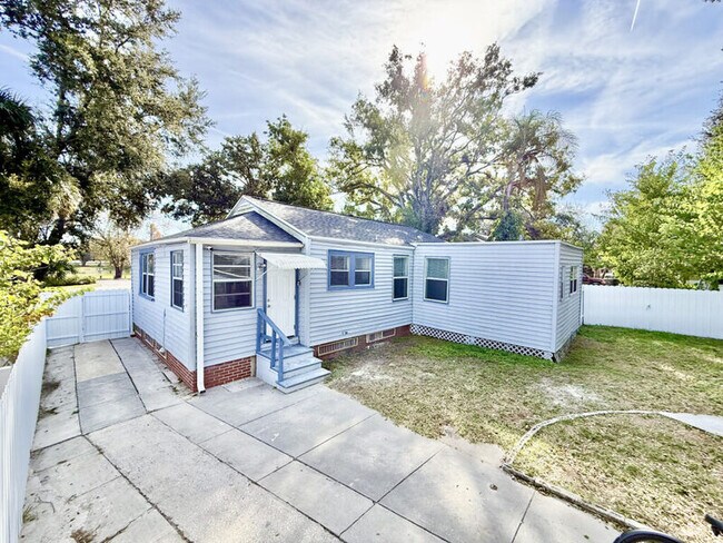 Building Photo - 3308 N Avon Ave