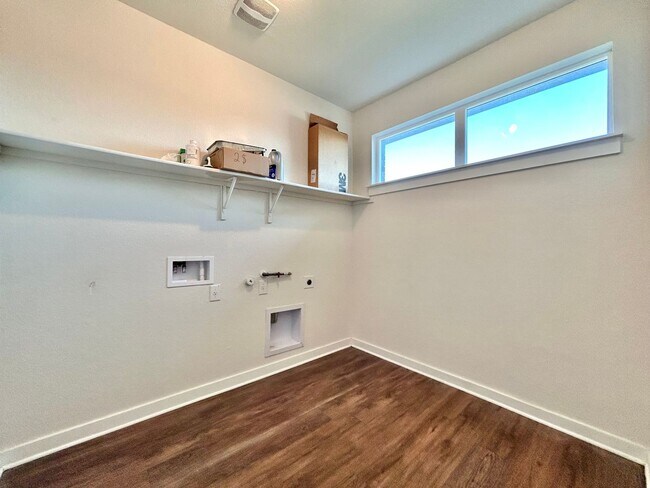 Building Photo - Spacious 4/BR 3/BA Home with Modern Upgrades