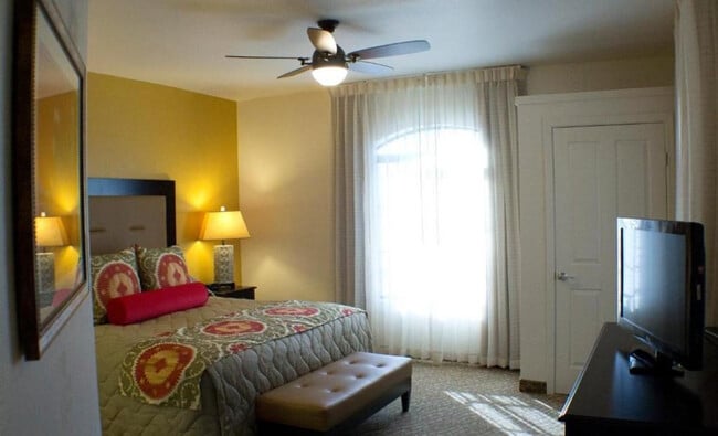 Building Photo - 6302 E Camelback Rd