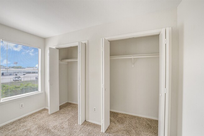 Building Photo - 10007 Emerald Creek Dr