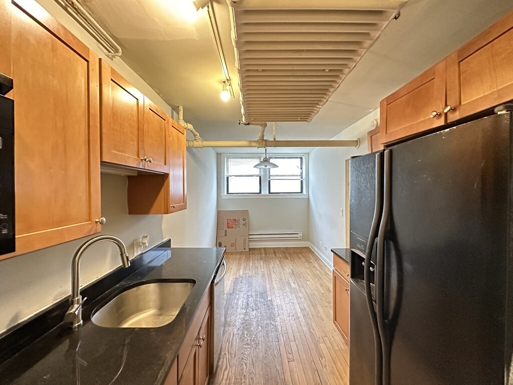 Building Photo - 728 W Addison St