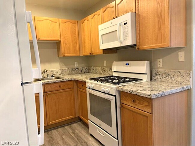 Building Photo - 352 Pine Haven St