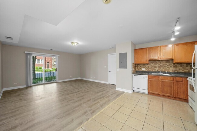 Building Photo - 3423 Ridgeland Ave