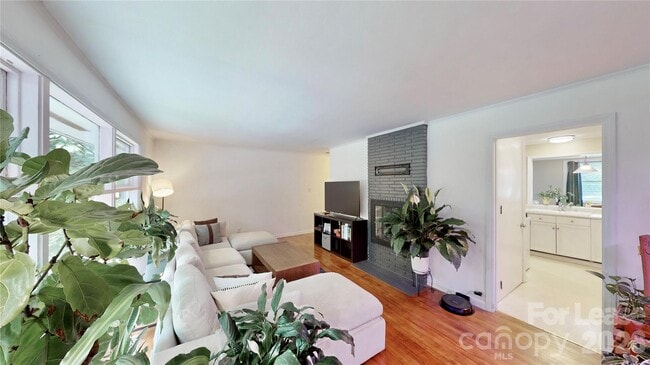 Building Photo - 1136 E Woodlawn Rd