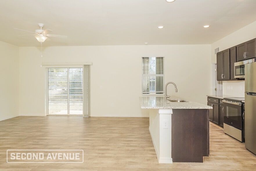 Building Photo - 1004 S Lassonde St