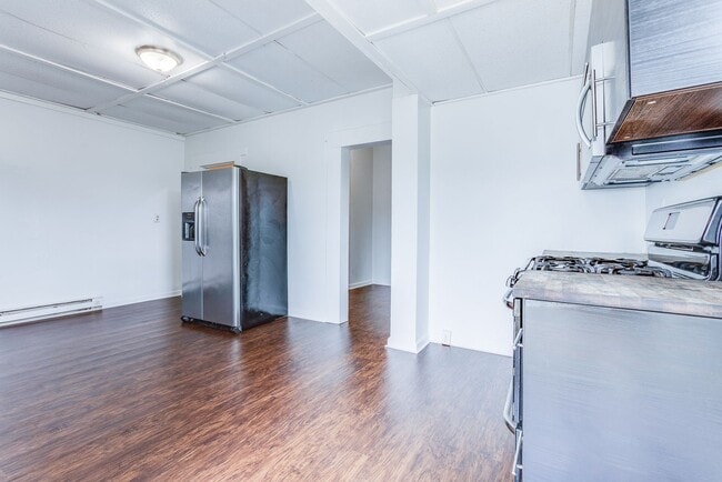 Building Photo - 28 Sharon St