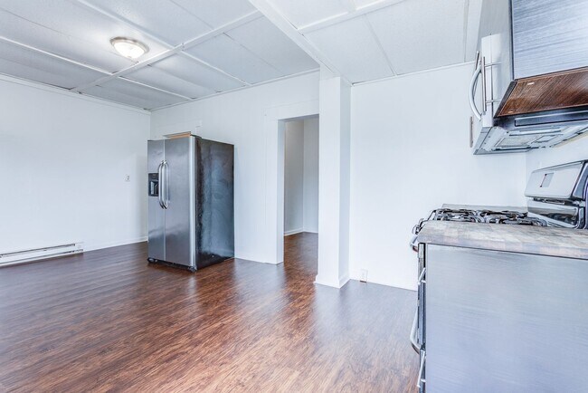 Building Photo - AVAILABLE July 2026 - Huge 5 Bedroom, 2 Bath Home in South Side Slopes w/ Garage Attached!