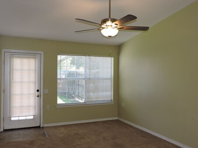 Building Photo - Great townhome in Northeast Pensacola!