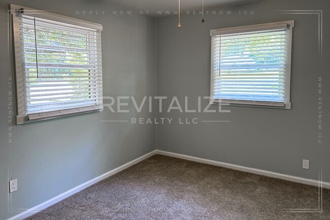 Building Photo - Fully Remodeled 3-Bed Home with Spacious Y...