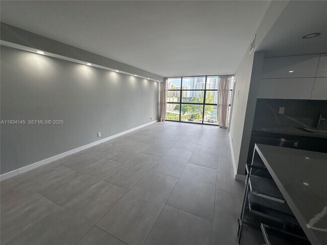 Building Photo - 600 Parkview Dr