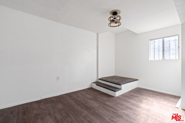 Building Photo - 932 1/2 California Ave