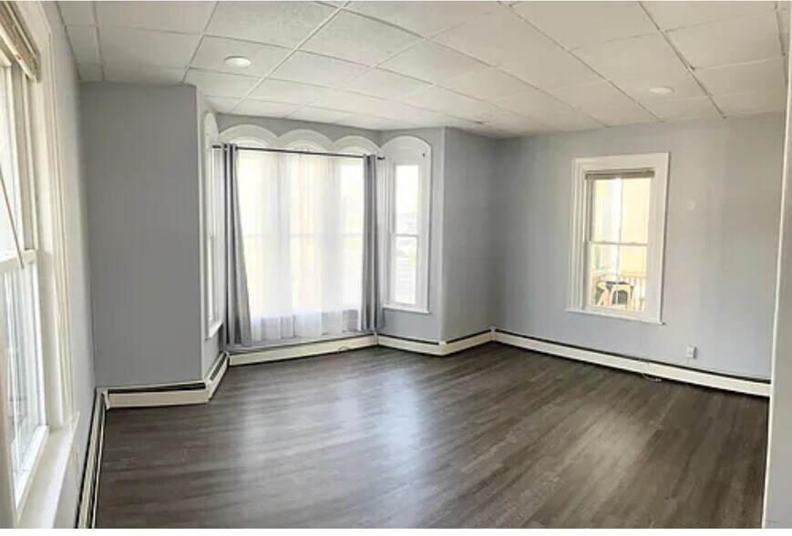 Building Photo - 112 Elm St