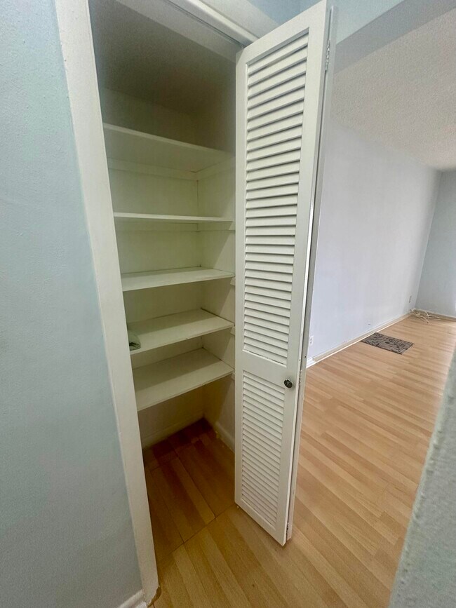 Building Photo - 330 SE 2nd St