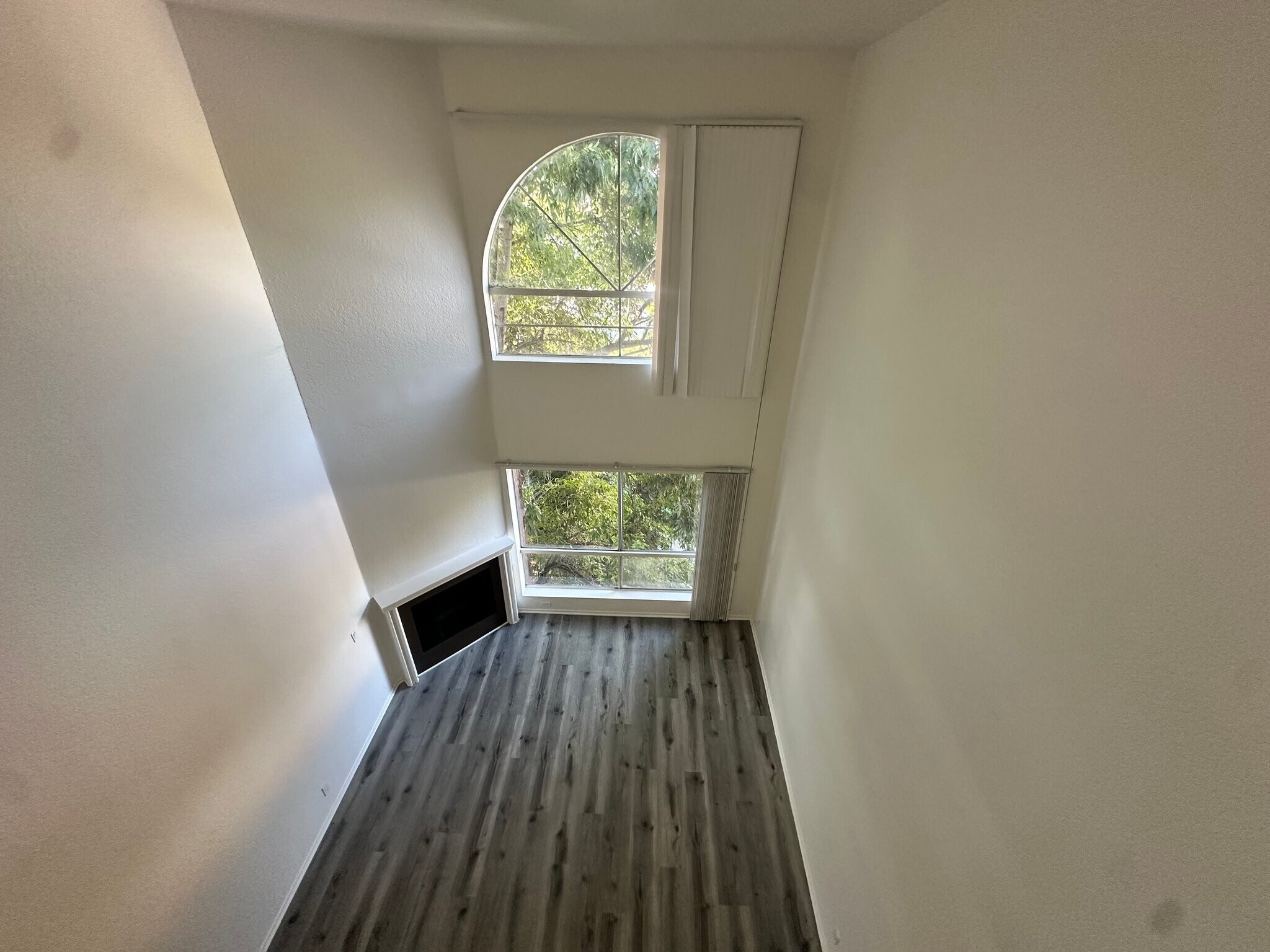 Building Photo - 15009 Moorpark St