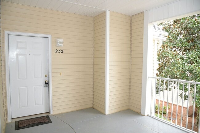 Building Photo - Charming Unit Close to the Pool!