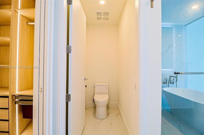 Building Photo - 700 NE 24th St