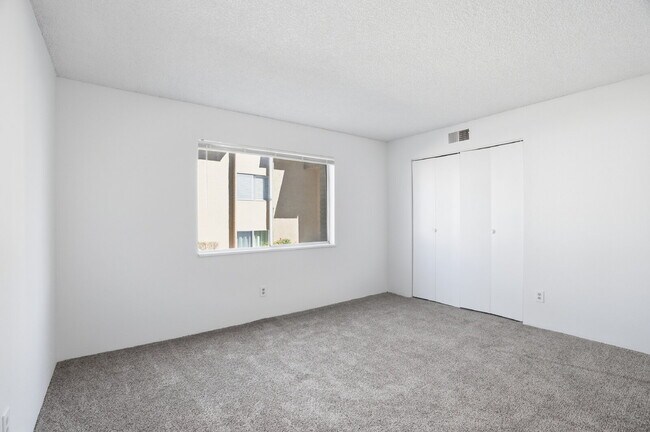 Building Photo - $1,195.95 - 1 Bed, 1 Bath Condo in Denver with Outdoor Patio Space