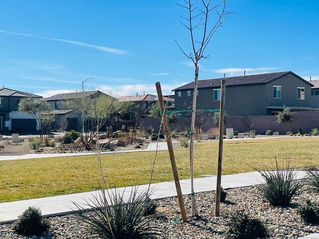 Building Photo - Newer 5 Bd, 3 Bth, Bonus Room, Open Floor ...